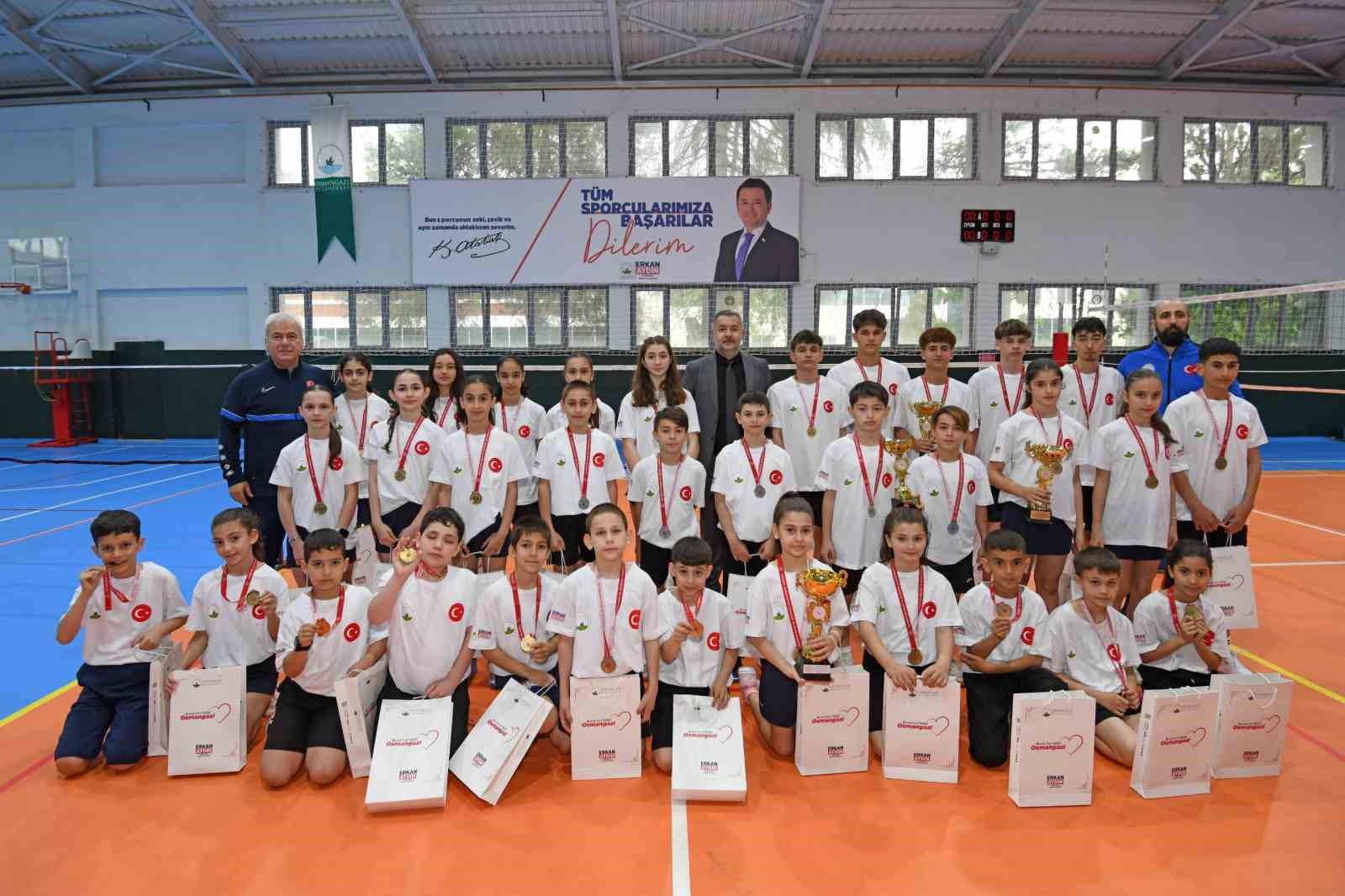 osmangazi belediyespordan badmintonda tarihi basari 0 TcDc3baL