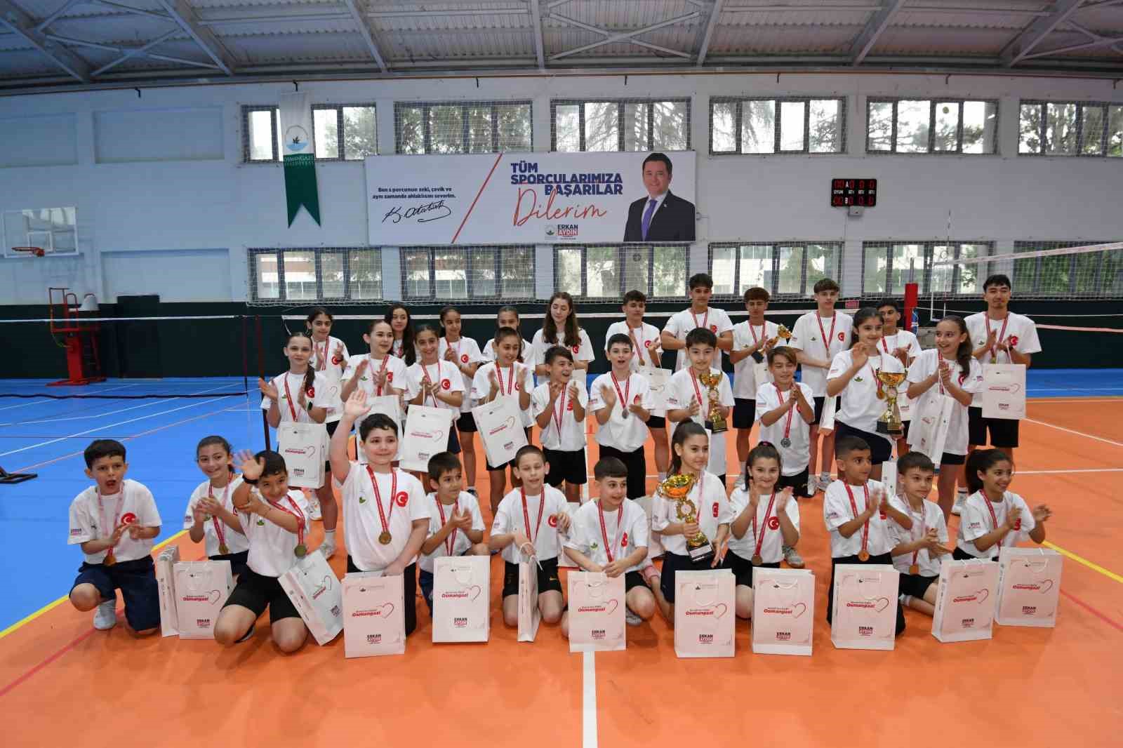 osmangazi belediyespordan badmintonda tarihi basari 2 SKat7kF5