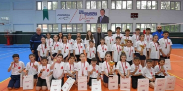 osmangazi-belediyespordan-badmintonda-tarihi-basari-qYxFWlX4.jpg