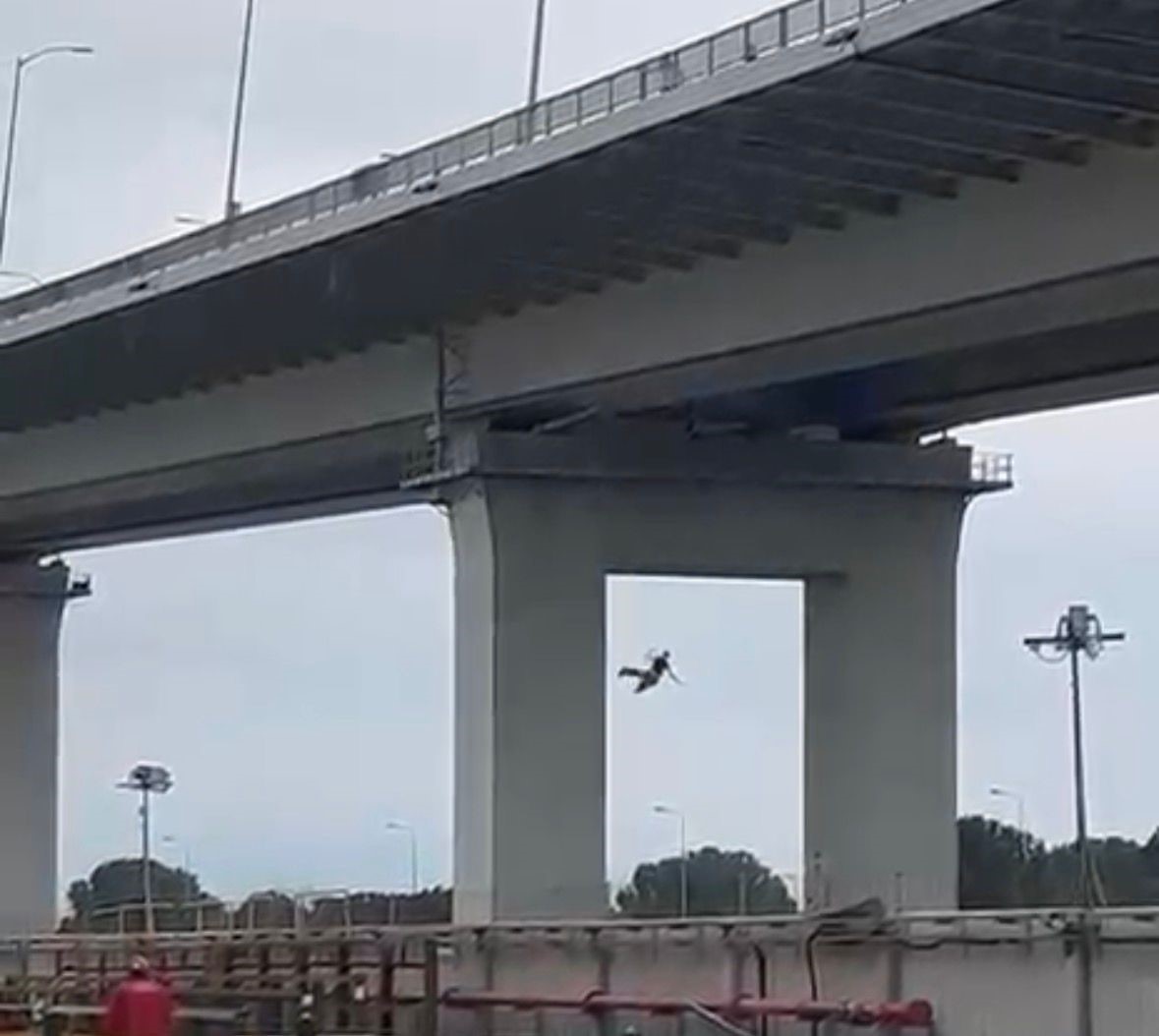 Osmangazi Köprüsü’nden atlayan kadının fenomen olduğu ortaya çıktı 6 osmangazi koprusunden atlayan kadinin fenomen oldugu ortaya cikti 2 3liSAhGW