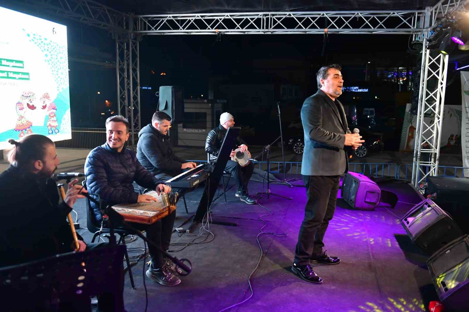 osmangazi meydaninda ramazan coskusu suruyor 1 PtROivbH