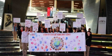 osmangazide-cocuklar-haklarini-ogrendi-pankartlarina-yansitti-sCLq6uS9.jpg