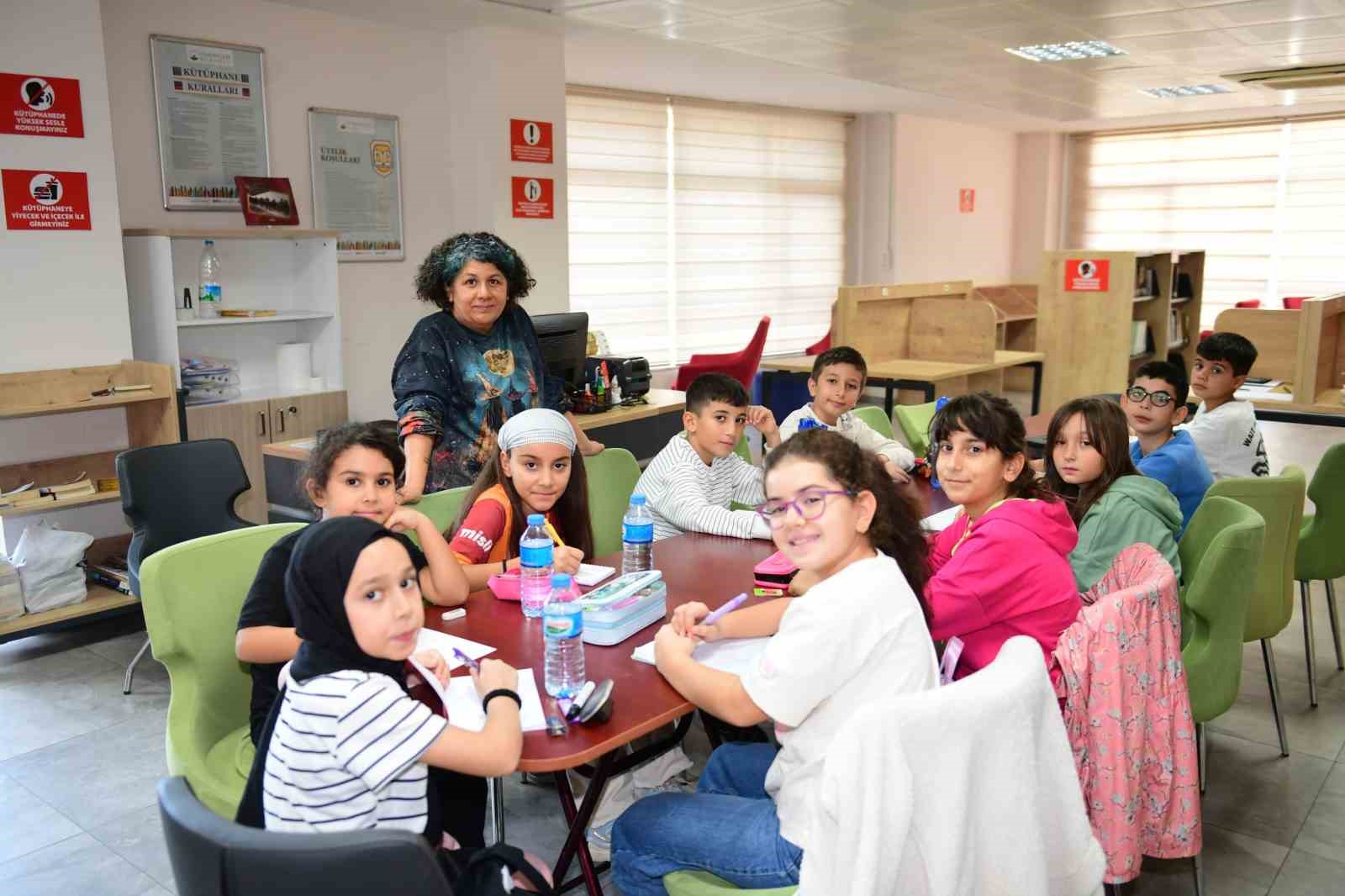 osmangazide cocuklar hayallerini kagida dokuyor 2 1H64WR4Y