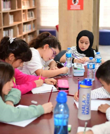 osmangazide-cocuklar-hayallerini-kagida-dokuyor-beyNQSfb.jpg