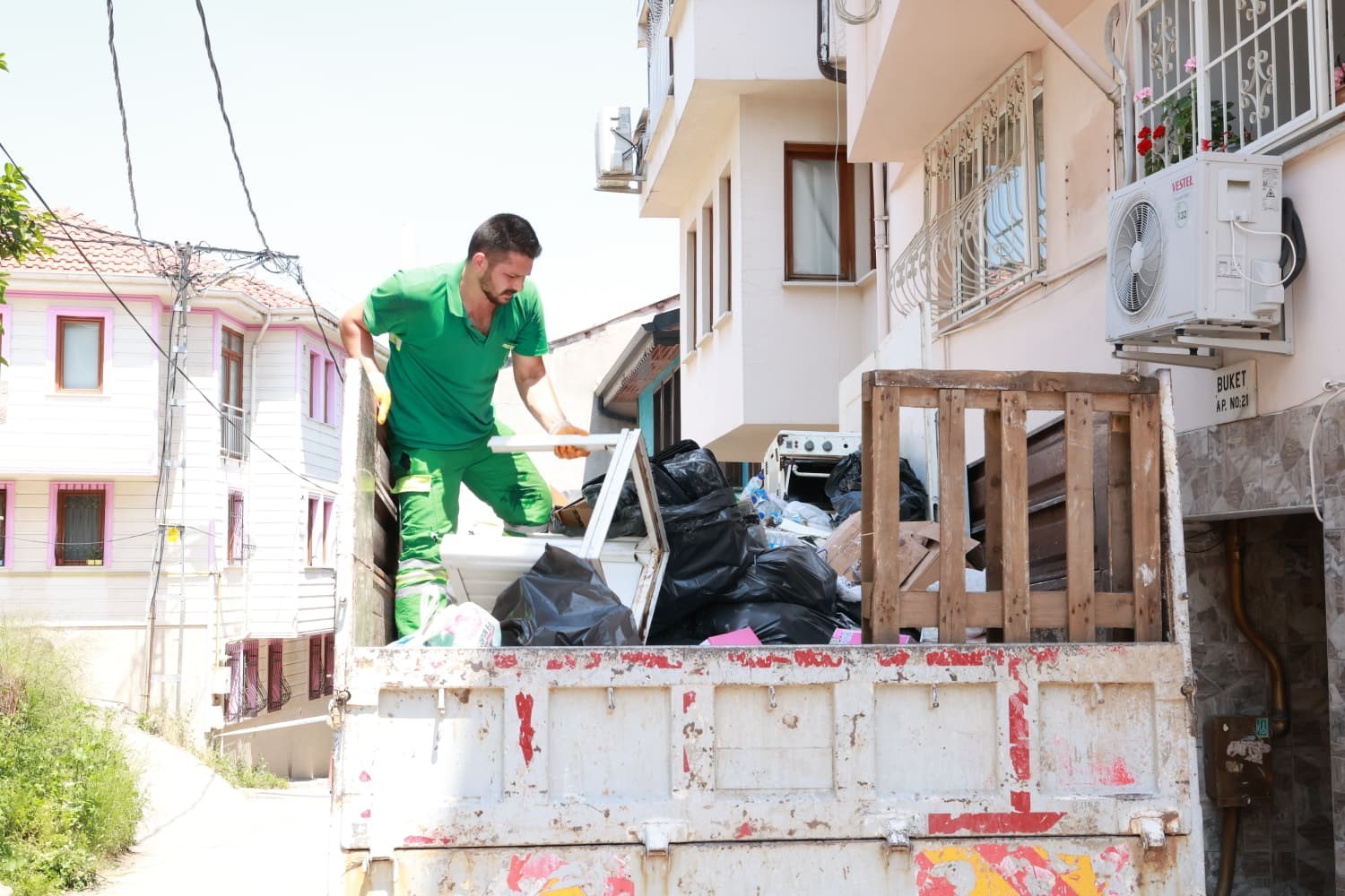 Osmangazi’de çöp ev sorununa anında müdahale 8 osmangazide cop ev sorununa aninda mudahale 4 H7XwX9gZ