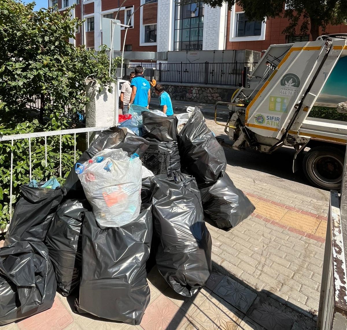 Osmangazi’de çöp evden 2,5 ton geri dönüşüm atığı çıkarıldı 6 osmangazide cop evden 25 ton geri donusum atigi cikarildi 2