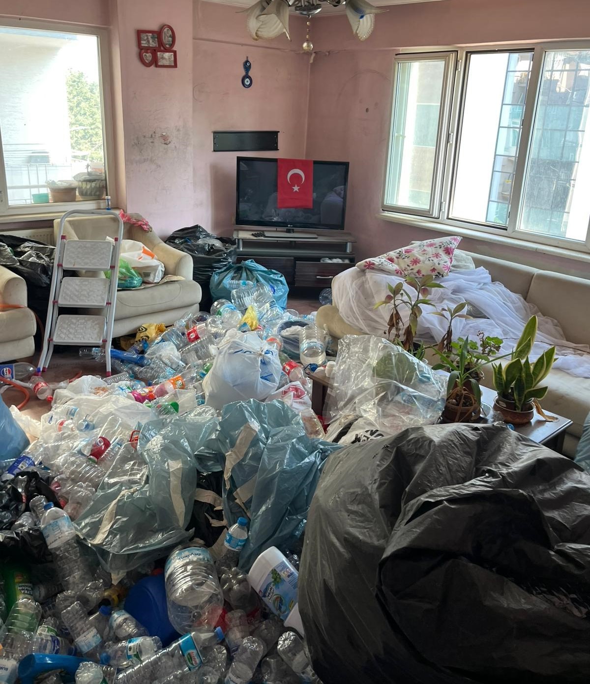 Osmangazi’de çöp evden 2,5 ton geri dönüşüm atığı çıkarıldı 7 osmangazide cop evden 25 ton geri donusum atigi cikarildi 3 wCa8ipla