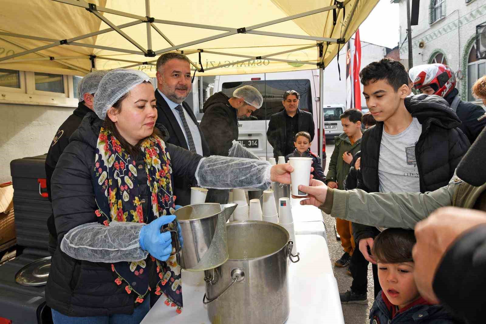 osmangazide cuma bereketi vatandaslarla paylasildi 1 mQYShYhr