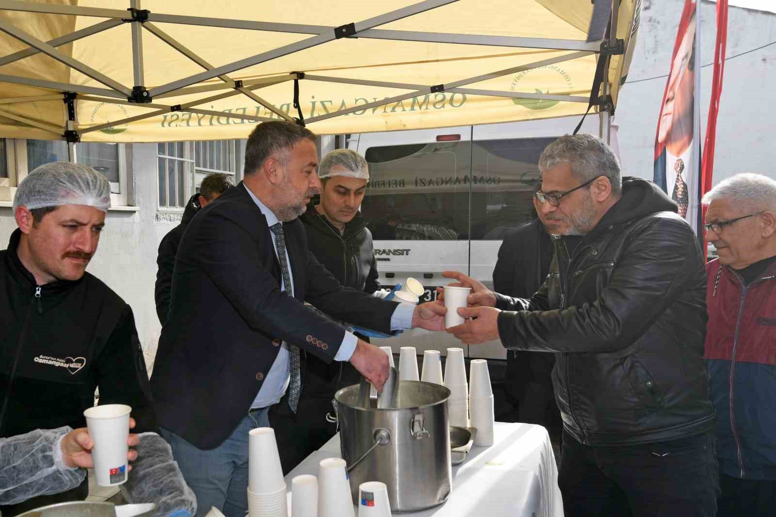 osmangazide cuma bereketi vatandaslarla paylasildi 2 61Z6NbUe