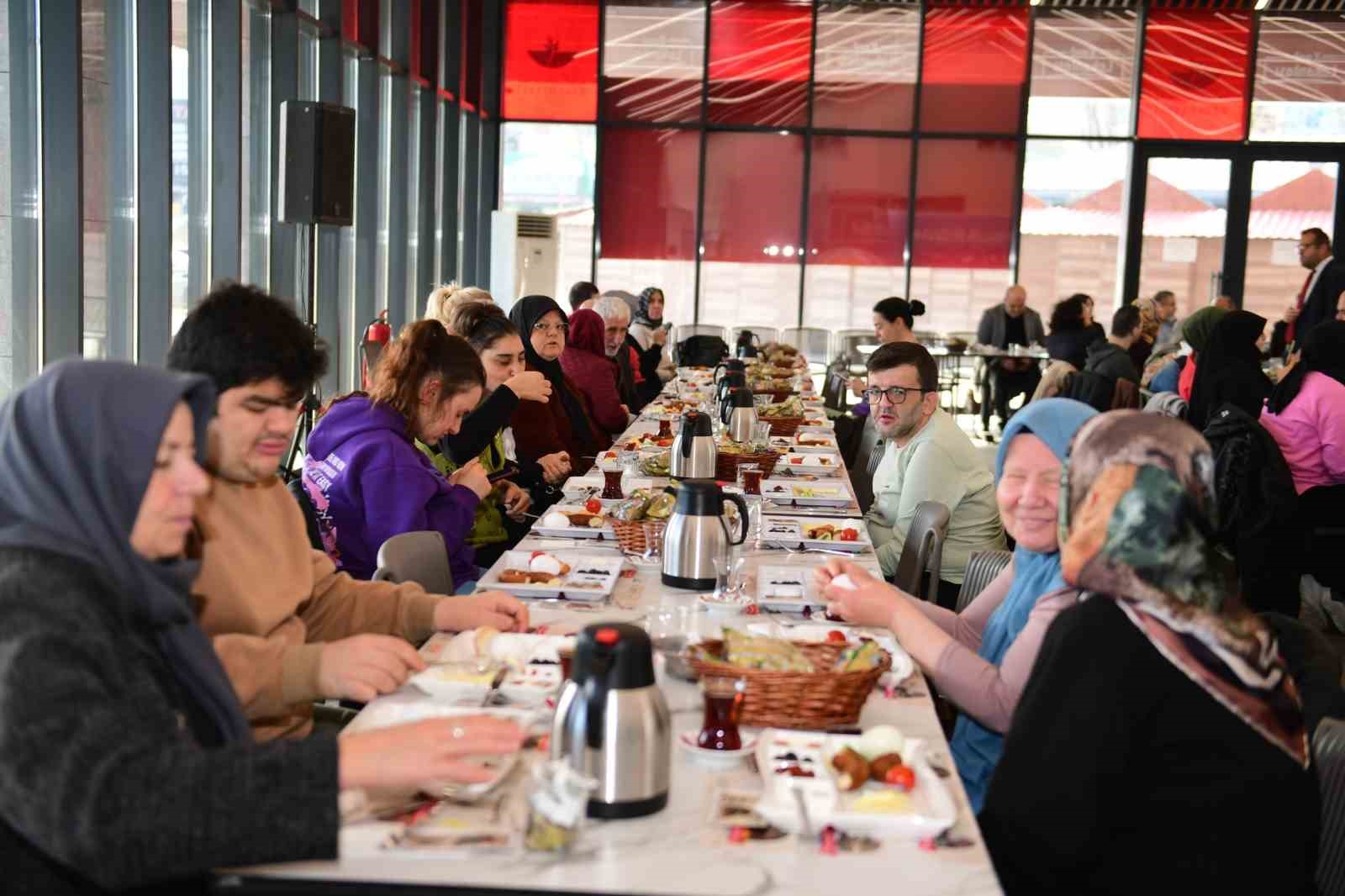 osmangazide engelli bireyler ve aileleri kahvaltida bulustu 0 Hg7lMjSI