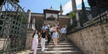 osmangazide-gencler-tanpinarin-izinde-bursayi-yeniden-tanidi-LI3AFAky.jpg