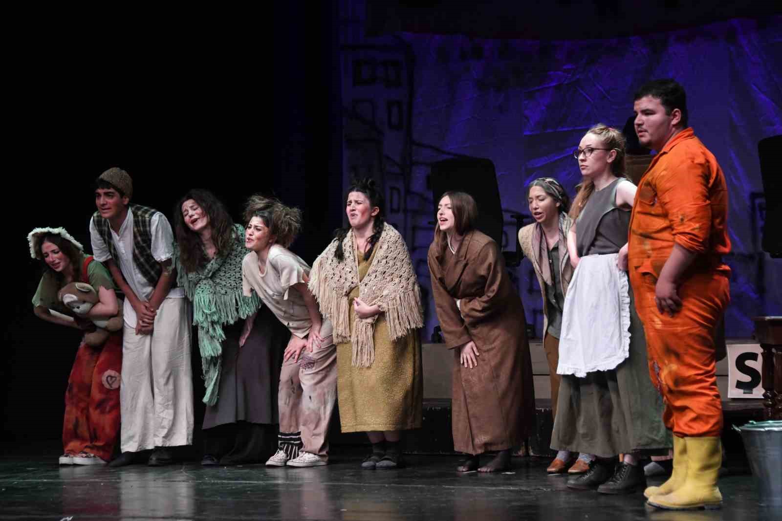 osmangazide genclerin tiyatro performansi damga vurdu 1 AKUmg9Uj