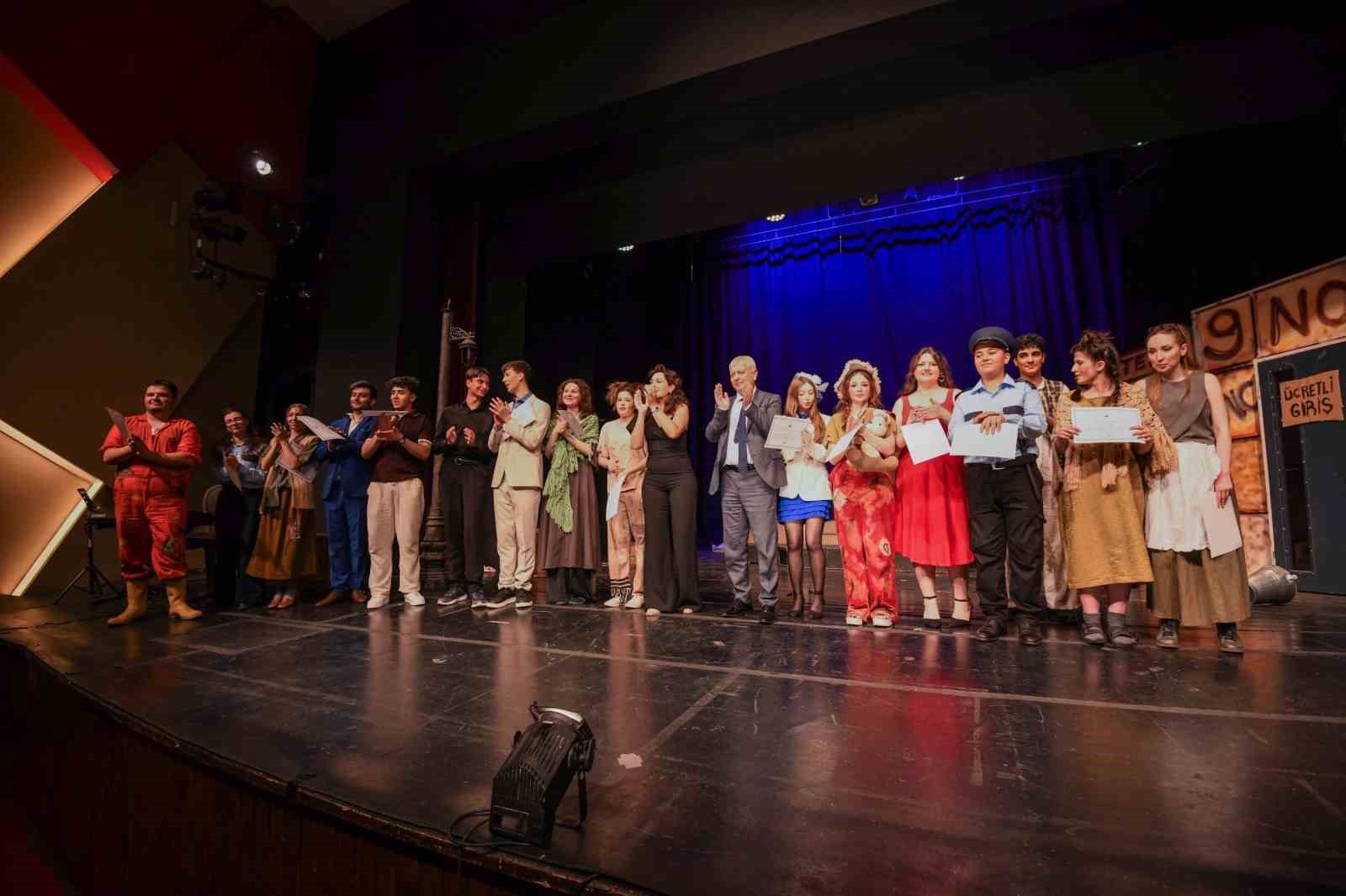 osmangazide genclerin tiyatro performansi damga vurdu 4 Y3im24ZU