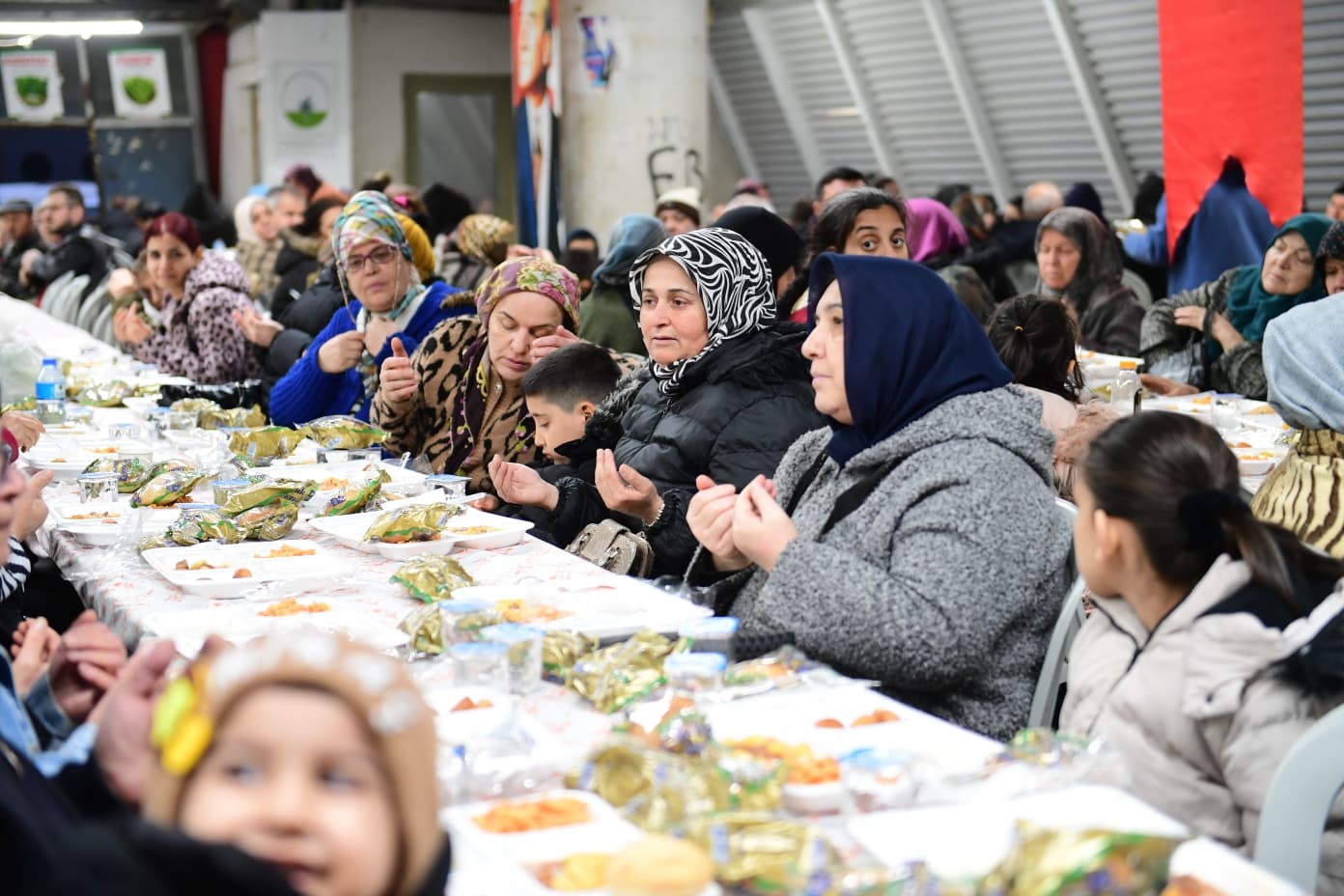 osmangazide gonulleri bulusturan iftar programi 5