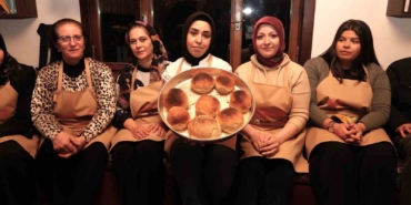 osmangazide-kandil-aksaminda-600-yillik-bereket-ekmegi-pisirildi-pa8UcwBU.jpg