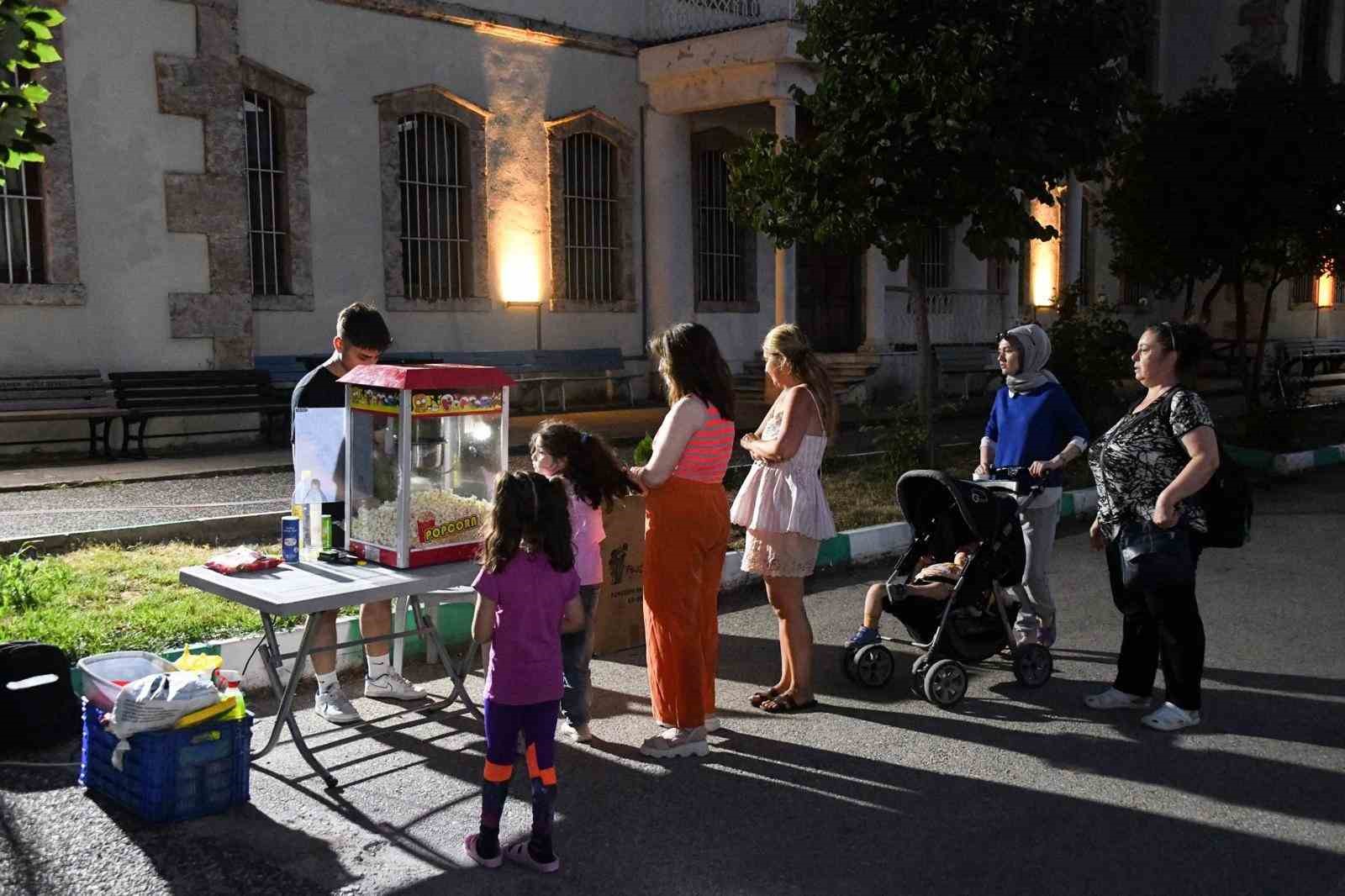 Osmangazi’de yaz akşamları açık hava sinemasıyla şenleniyor 4 osmangazide yaz aksamlari acik hava sinemasiyla senleniyor 0 ywGp3HKD