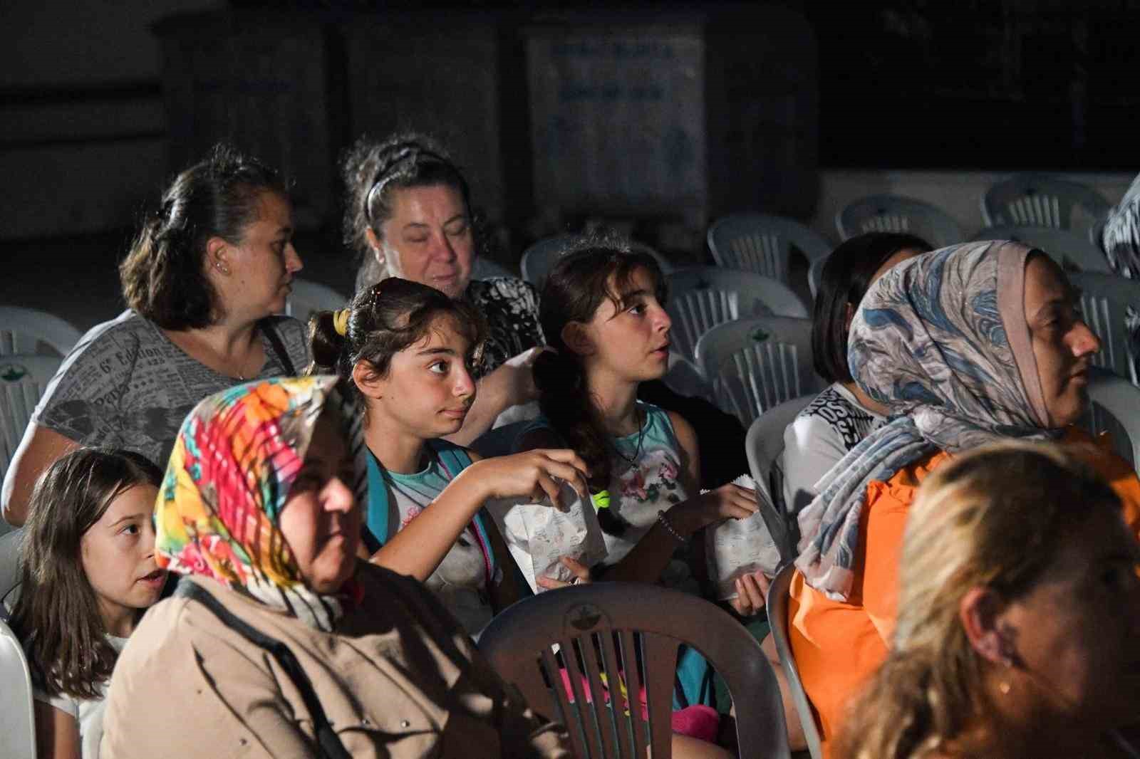 Osmangazi’de yaz akşamları açık hava sinemasıyla şenleniyor 5 osmangazide yaz aksamlari acik hava sinemasiyla senleniyor 1 cWMa8tDu