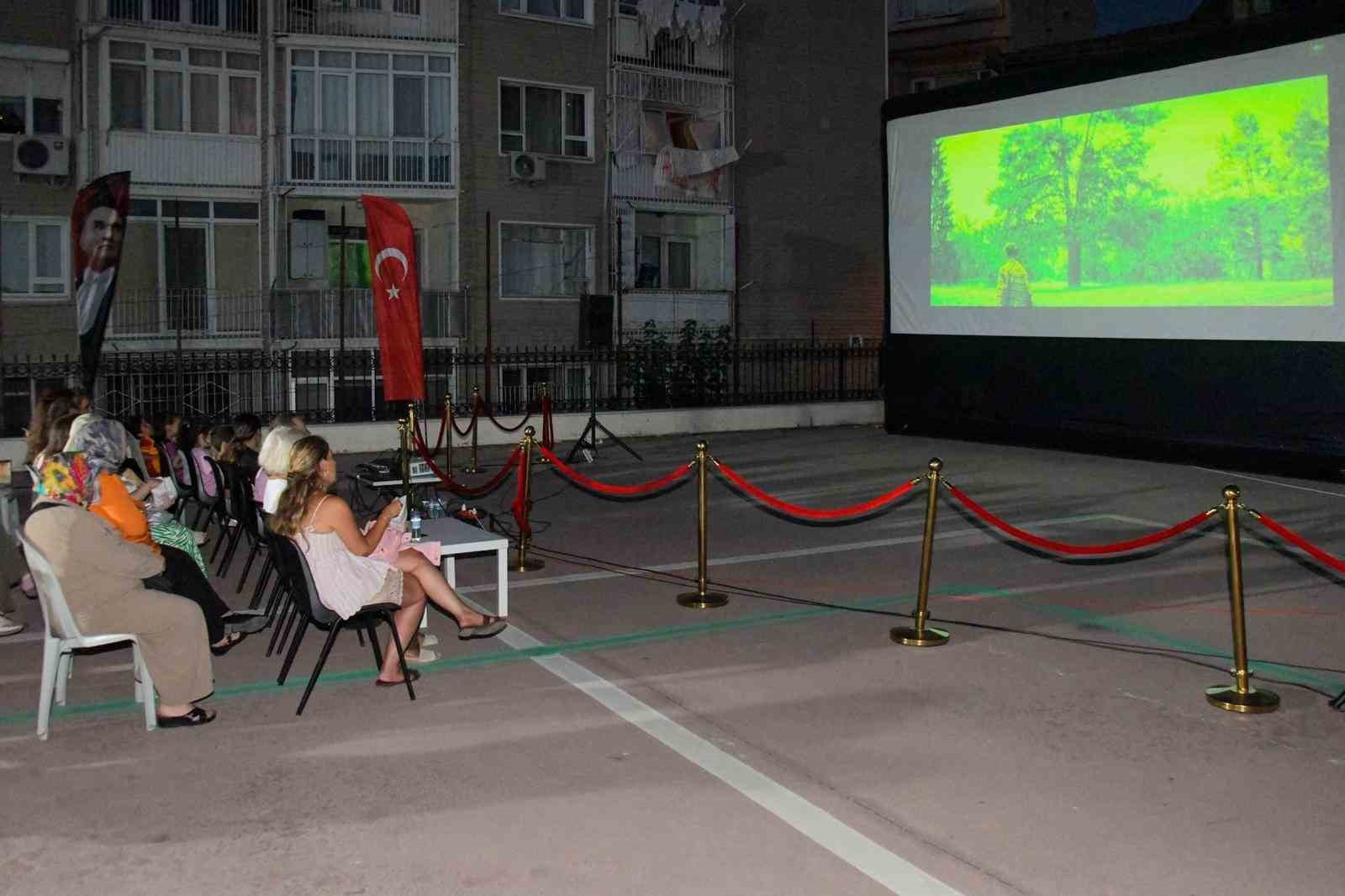 Osmangazi’de yaz akşamları açık hava sinemasıyla şenleniyor 6 osmangazide yaz aksamlari acik hava sinemasiyla senleniyor 2