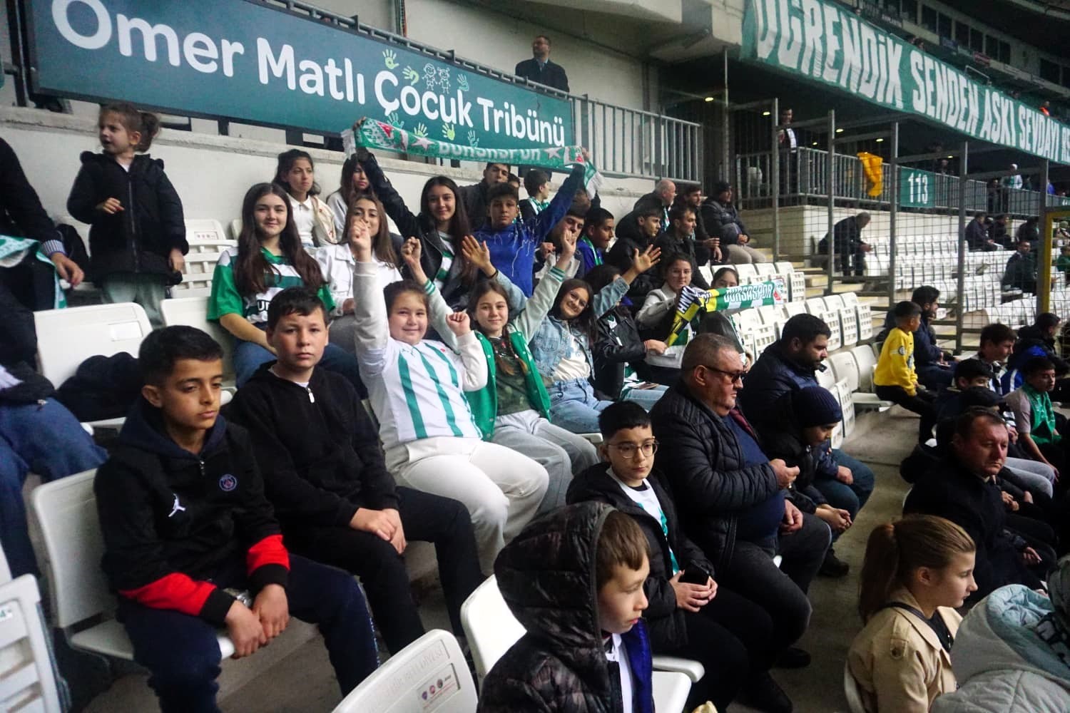 osmangazili cocuklar bursaspor coskusunu tribunde yasadi 1 XUh3DqFA