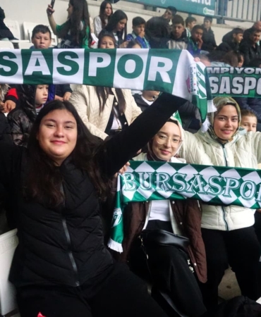osmangazili-cocuklar-bursaspor-coskusunu-tribunde-yasadi-VxrkpqvN.jpg