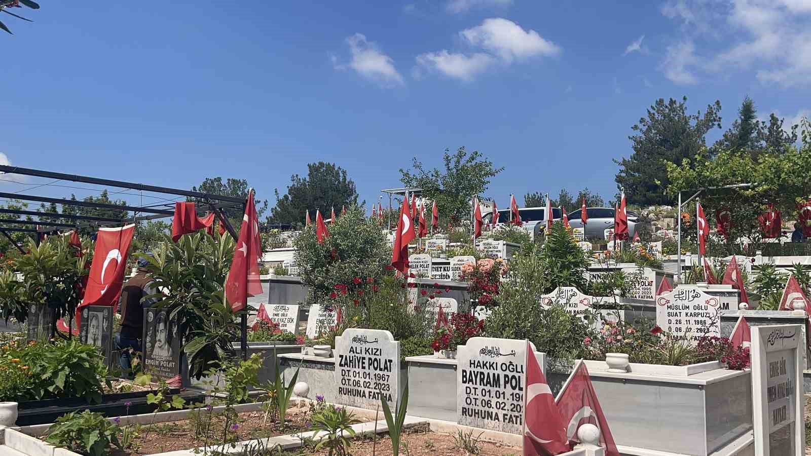 osmaniye deprem sehitliginde huzunlu bayram 0 VflshQF7