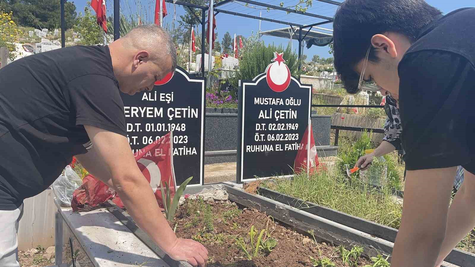 osmaniye deprem sehitliginde huzunlu bayram 2 5D8iN3FK