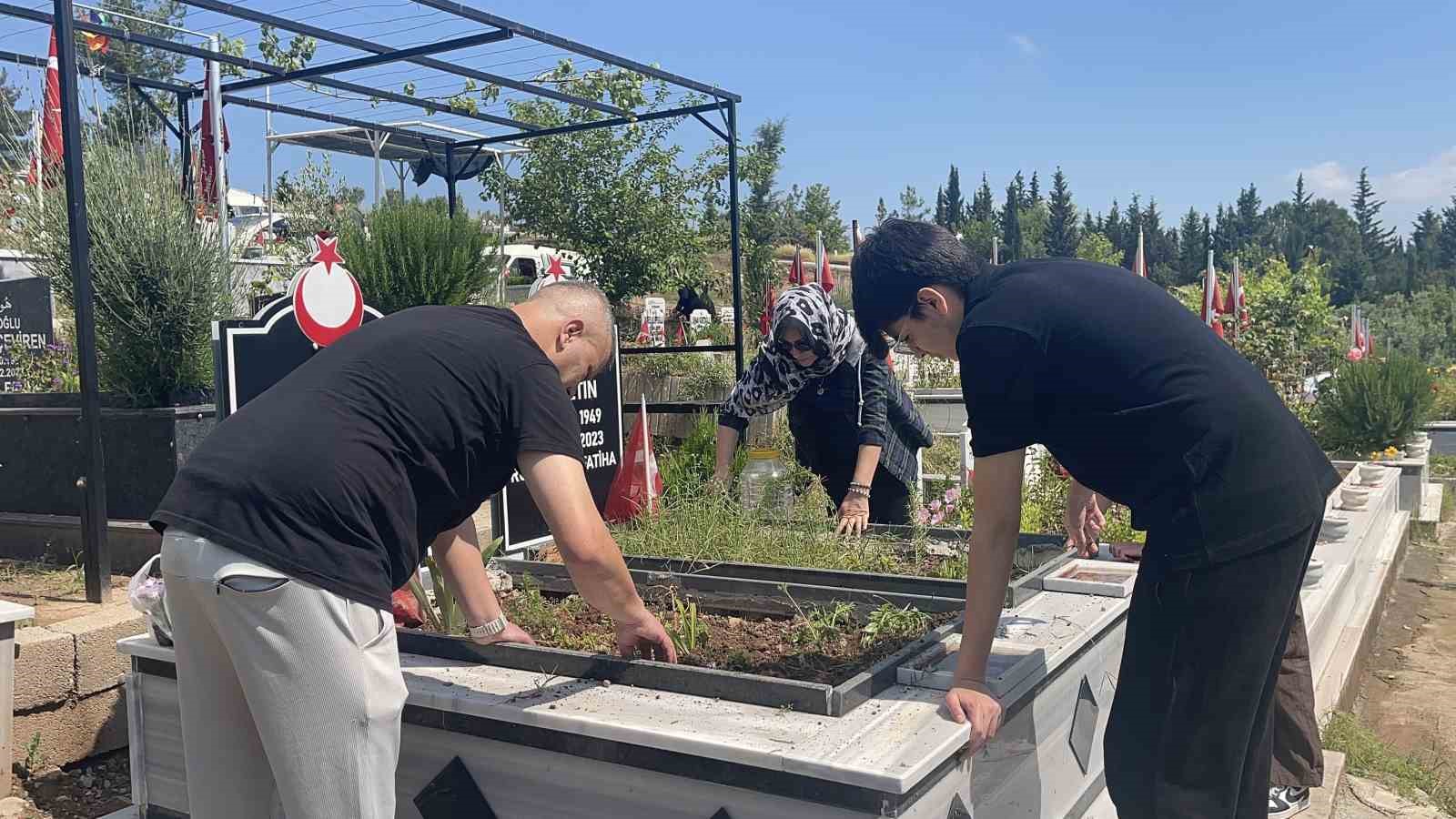 osmaniye deprem sehitliginde huzunlu bayram 3 sqMyD4yj
