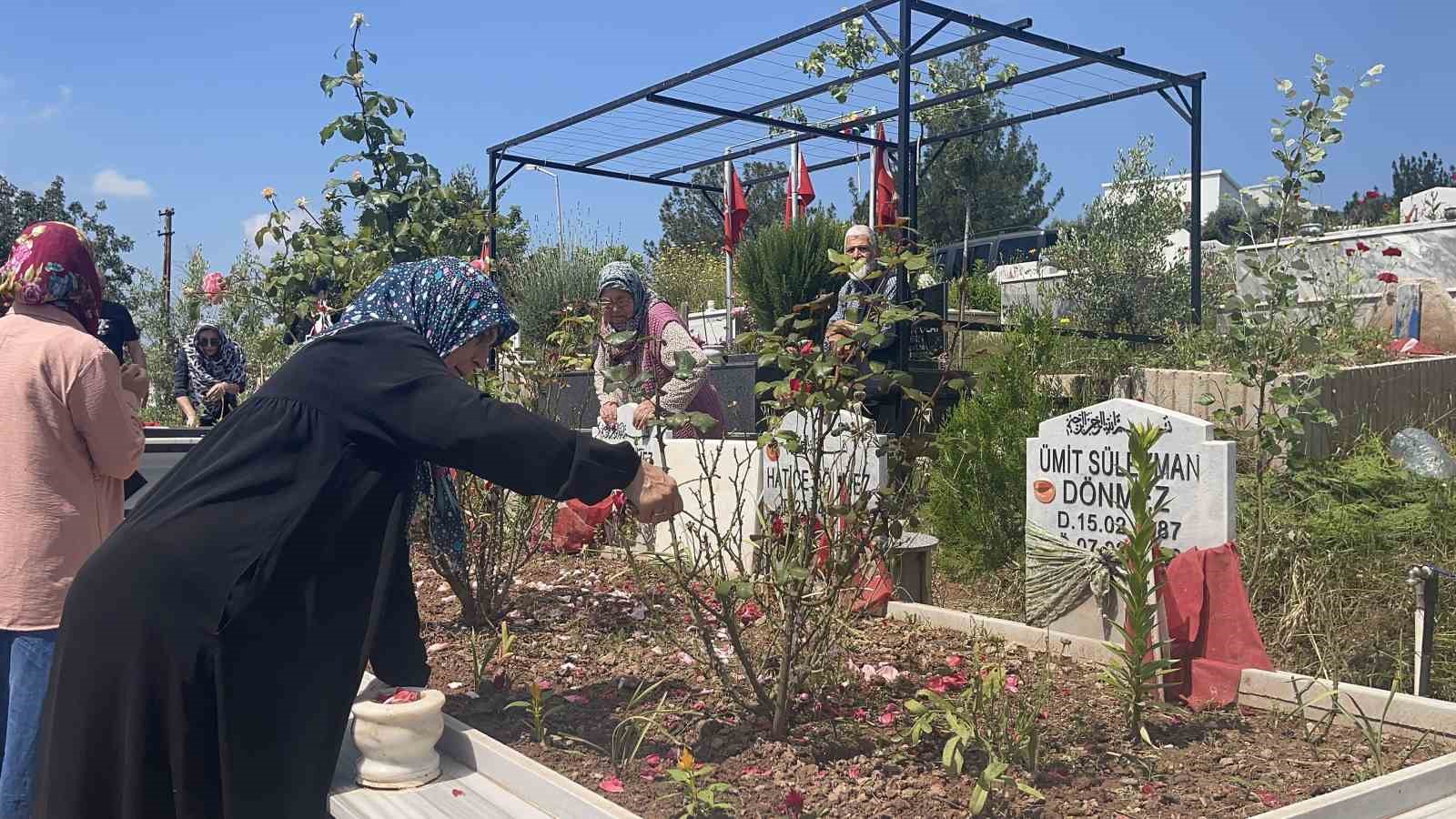 osmaniye deprem sehitliginde huzunlu bayram 4 MifltrOn