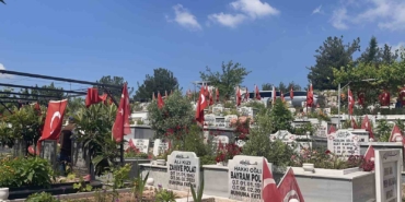 osmaniye-deprem-sehitliginde-huzunlu-bayram-yYSFZEKW.jpg