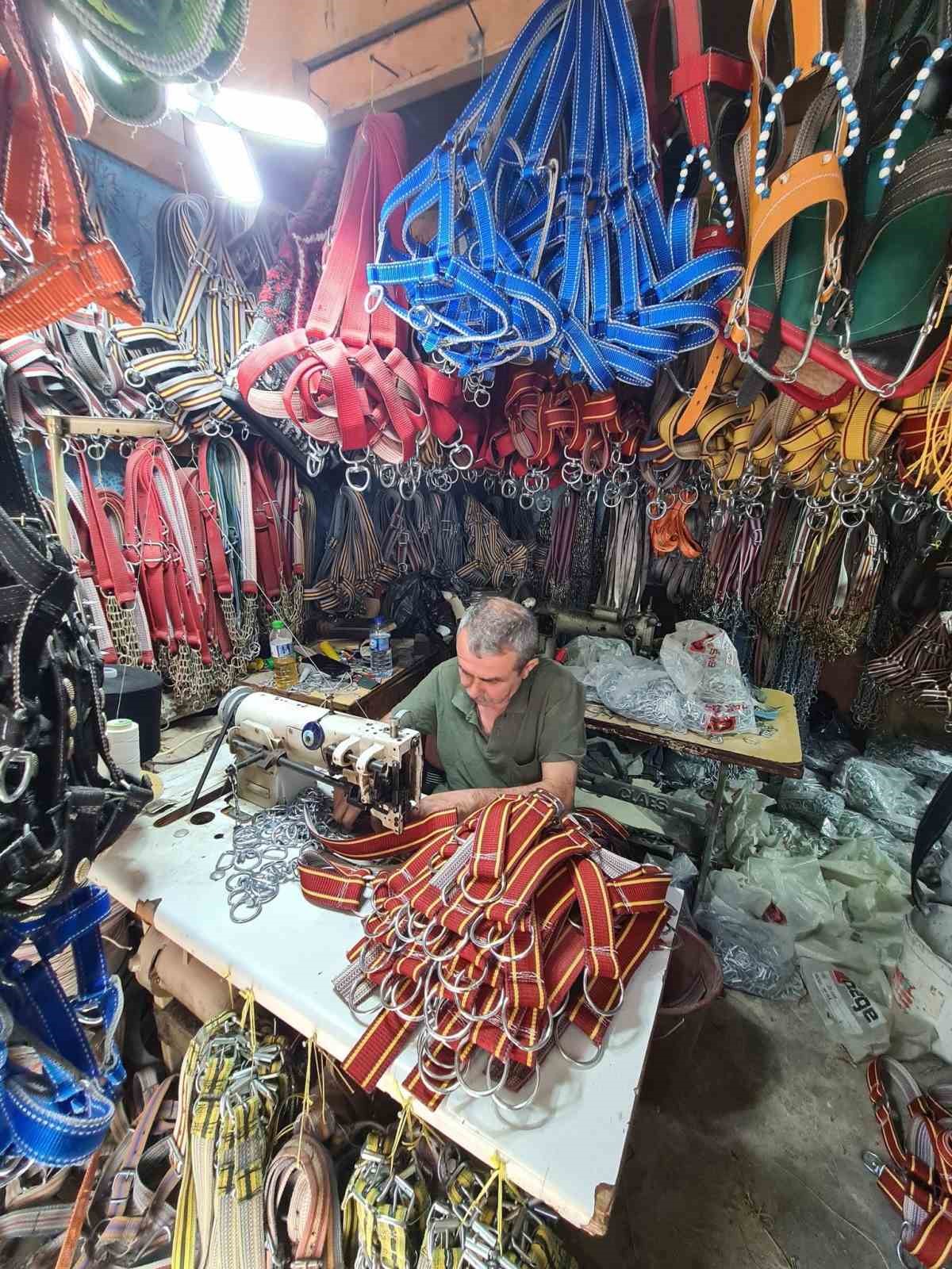 osmaniyede 48 yillik sarac ustasi meslegini kopek tasmasiyla yasatiyor 4 gpEHV3wv