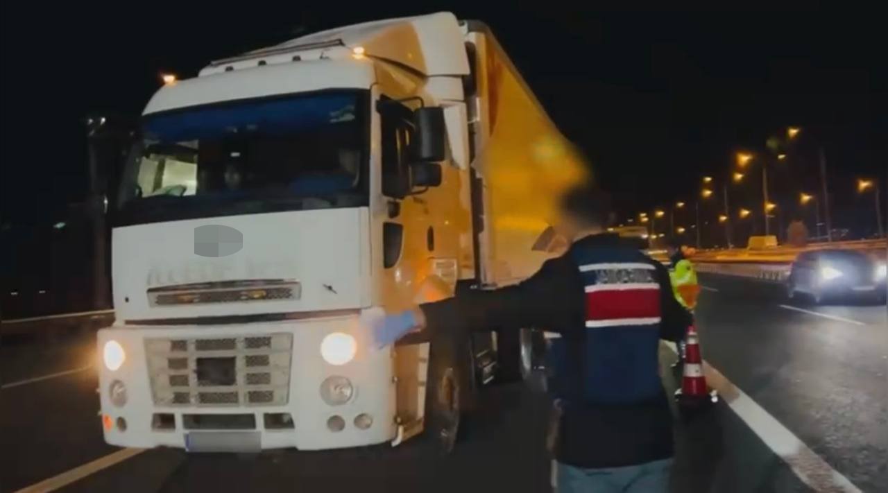 osmaniyede durdurulan tirda 1 milyon liralik kacak makaron ele gecirildi 3 hdptHACa