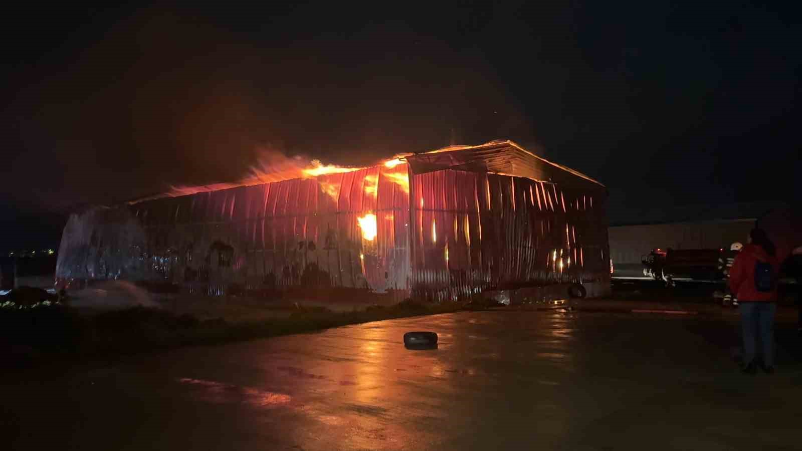 osmaniyede karton fabrikasinda yangin 2 NgCHyYMg