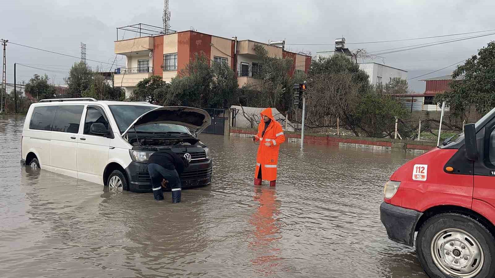 osmaniyede kuvvetli yagis yollar suyla doldu araclar yolda kaldi 0 tjJ5fkBF