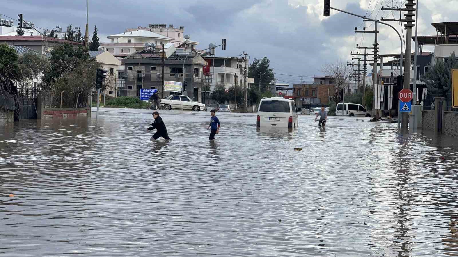 osmaniyede kuvvetli yagis yollar suyla doldu araclar yolda kaldi 1