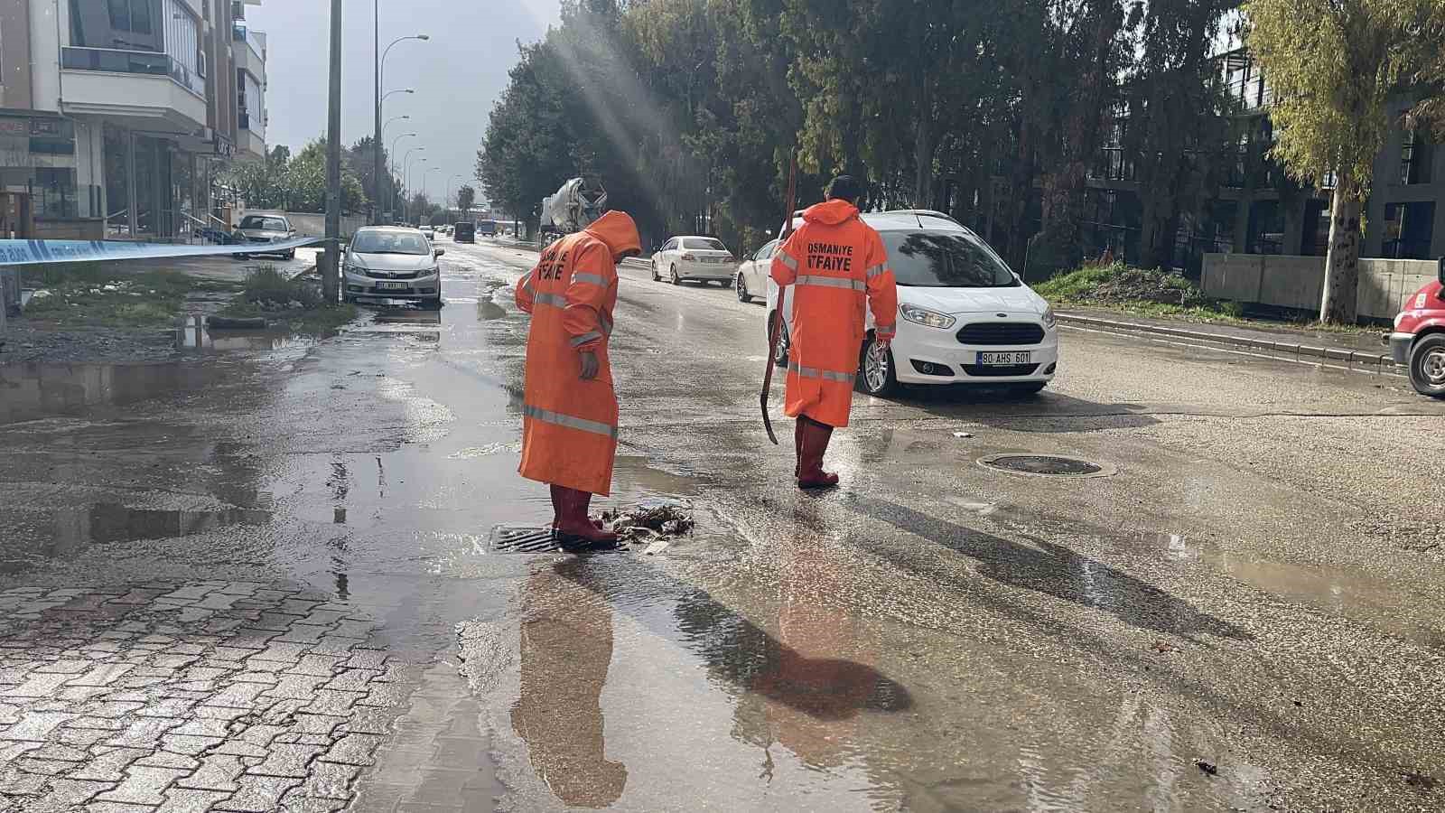 osmaniyede kuvvetli yagis yollar suyla doldu araclar yolda kaldi 2 1cnWNupq