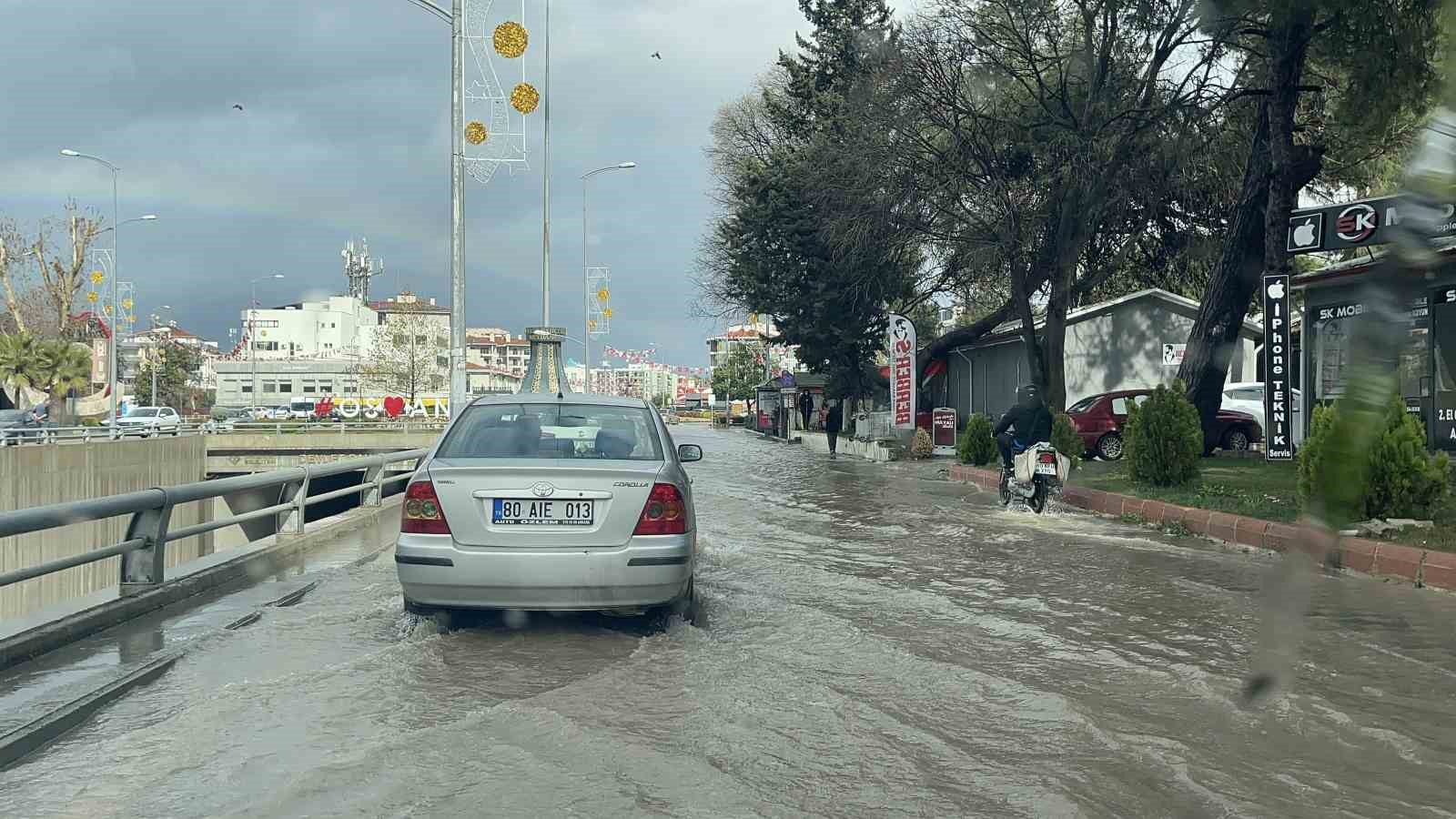 osmaniyede kuvvetli yagis yollar suyla doldu araclar yolda kaldi 3 R9P6dYsD