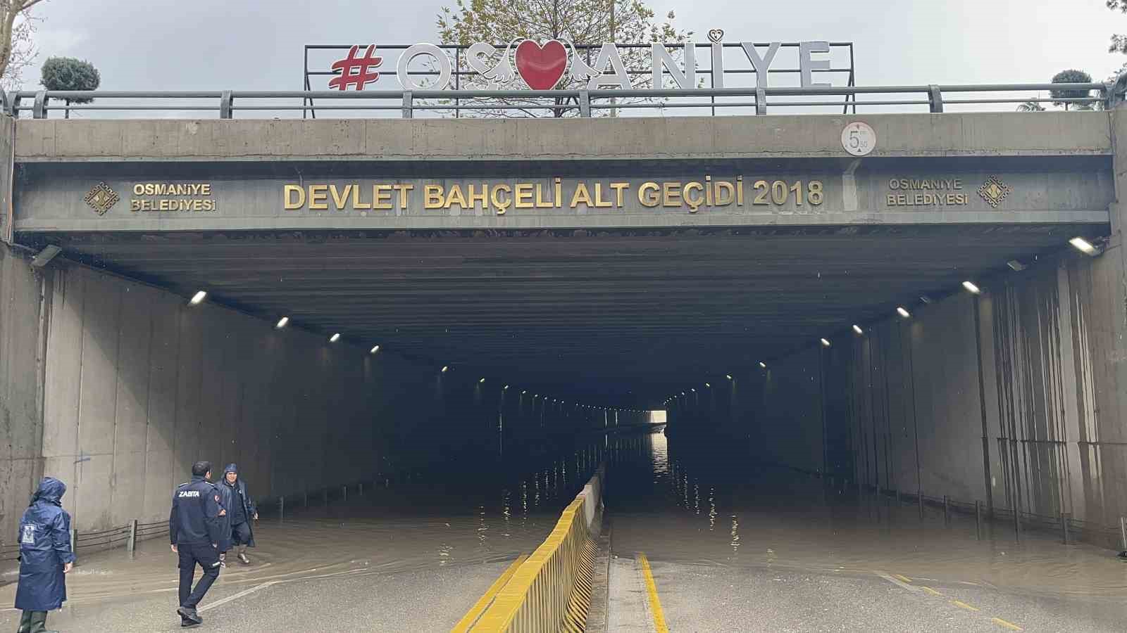 osmaniyede kuvvetli yagis yollar suyla doldu araclar yolda kaldi 4 JHH8ApIh