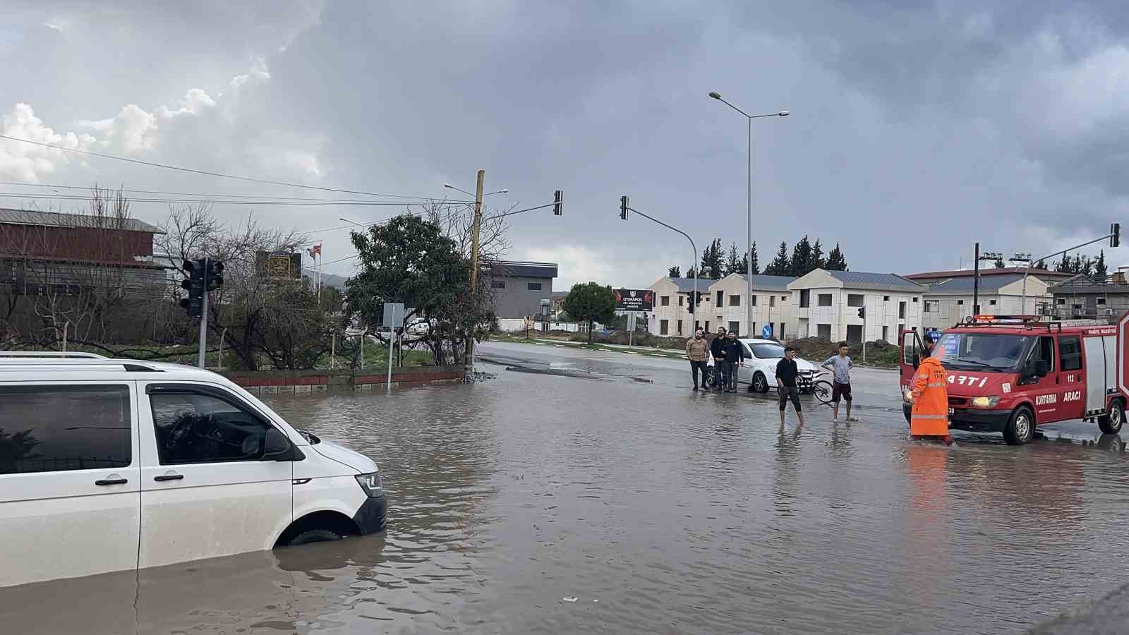 osmaniyede kuvvetli yagis yollar suyla doldu araclar yolda kaldi 5 tv1BPsR7
