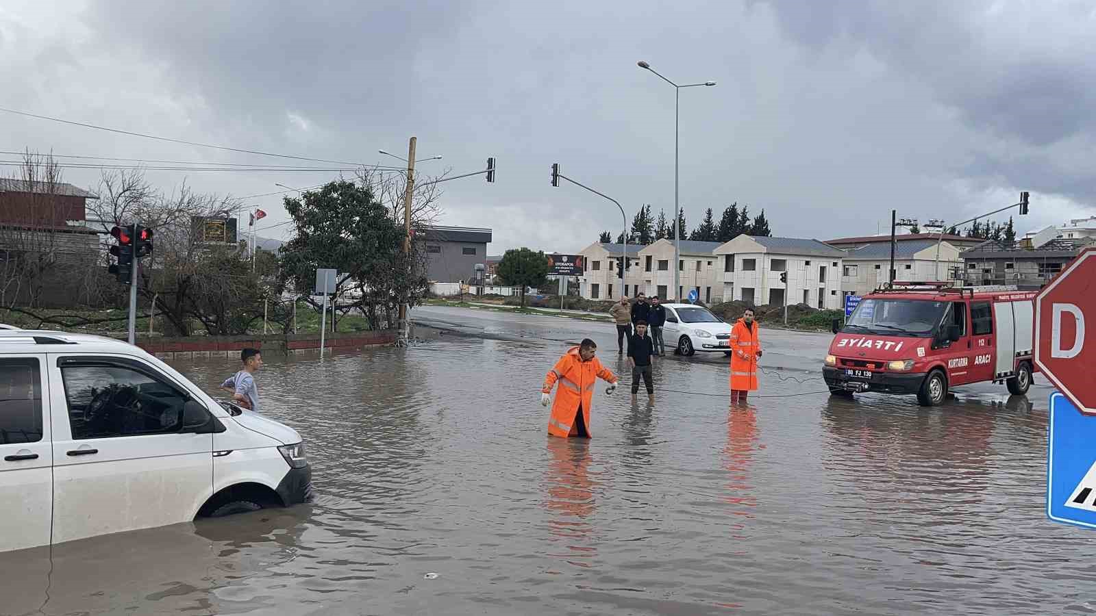 osmaniyede kuvvetli yagis yollar suyla doldu araclar yolda kaldi 6