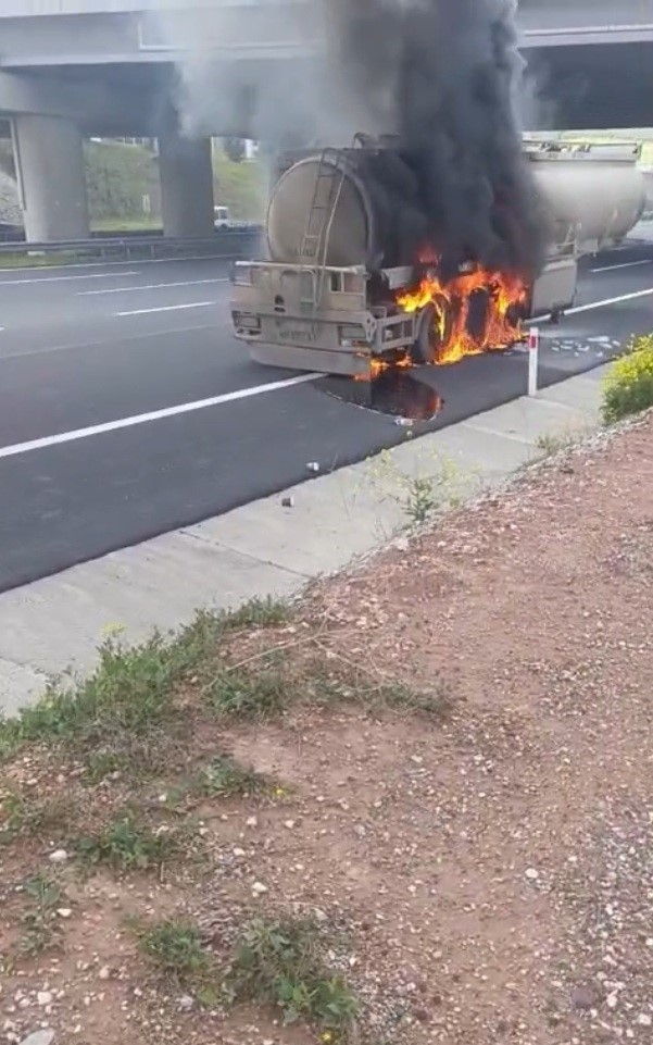 Osmaniye’de mazot yüklü tanker alev aldı 4 osmaniyede mazot yuklu tanker alev aldi 0 Eeg3FYln