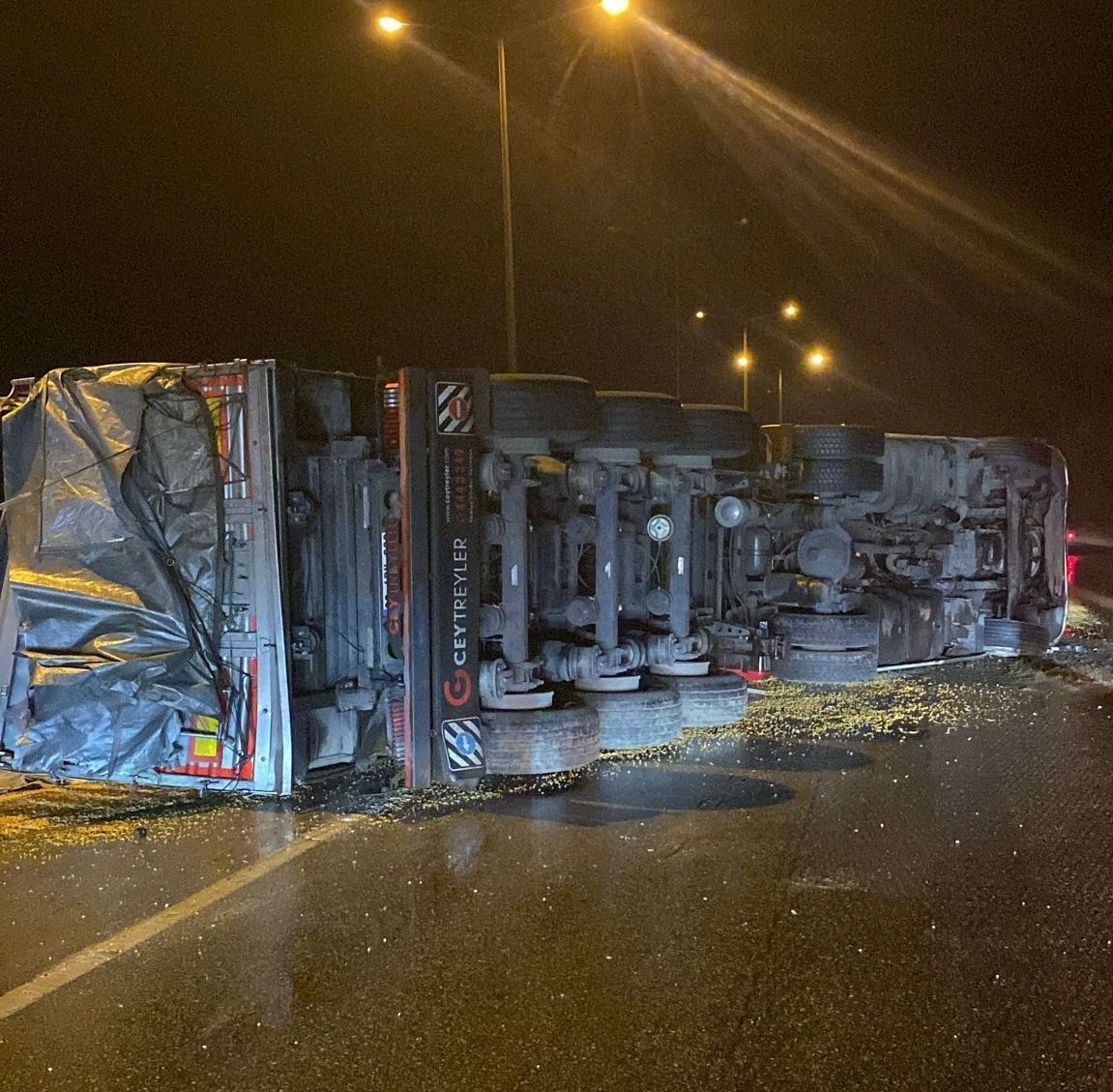 osmaniyede misir yuklu kamyon devrildi 1 yarali 0 Vt64fUOi