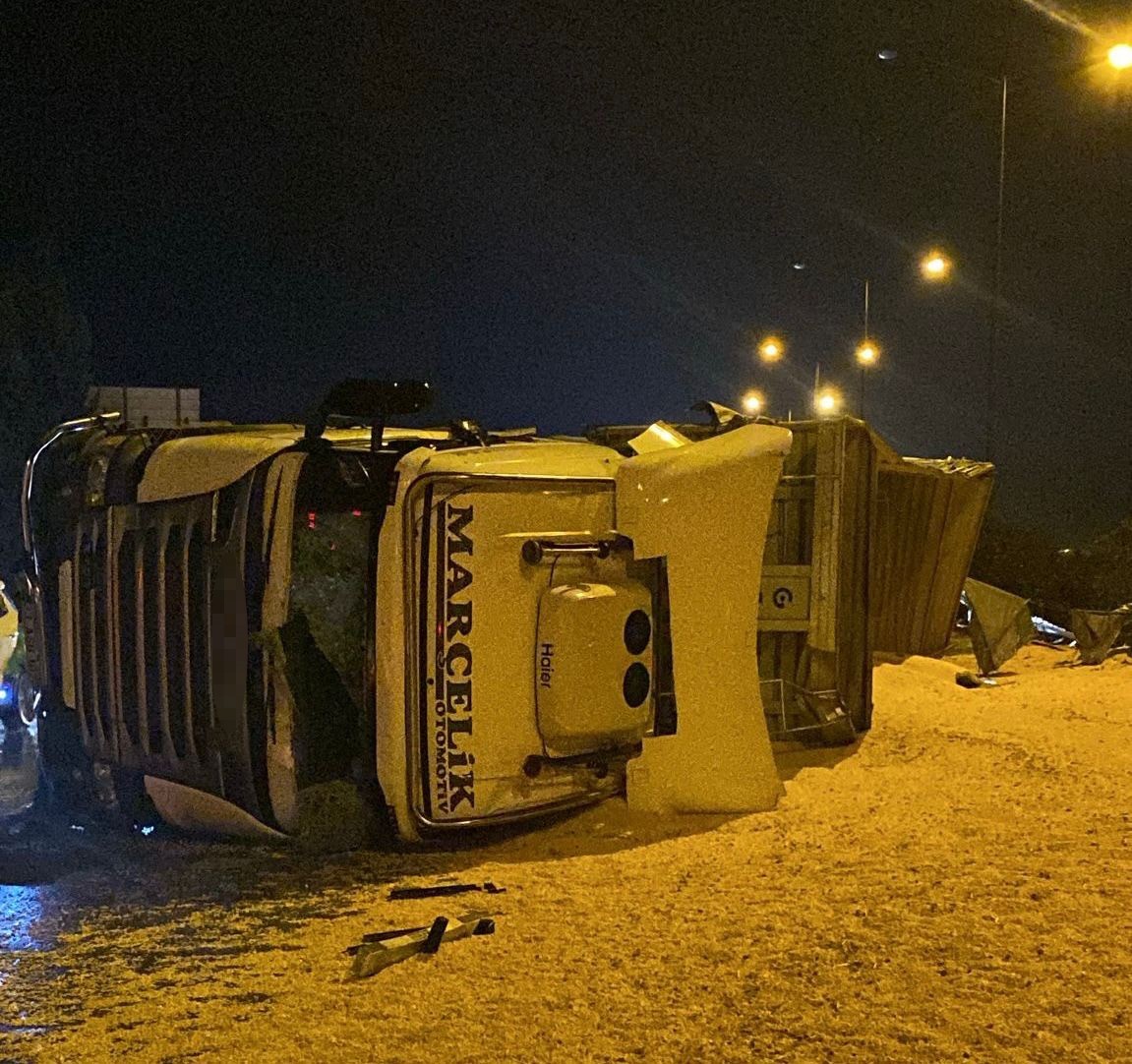 osmaniyede misir yuklu kamyon devrildi 1 yarali 1 8aT7qeAY