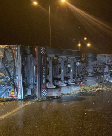 osmaniyede-misir-yuklu-kamyon-devrildi-1-yarali-D37g9TZb.jpg