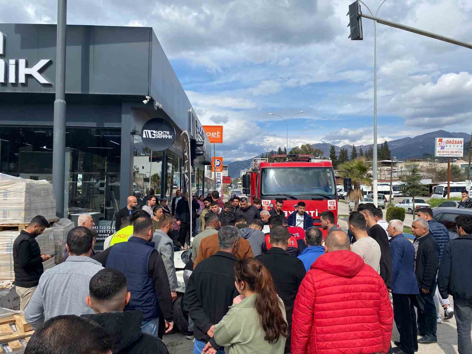 Osmaniye’de otomobil inşaat malzemelerine çarptı: 2’si ağır 3 yaralı 5 osmaniyede otomobil insaat malzemelerine carpti 2si agir 3 yarali 1