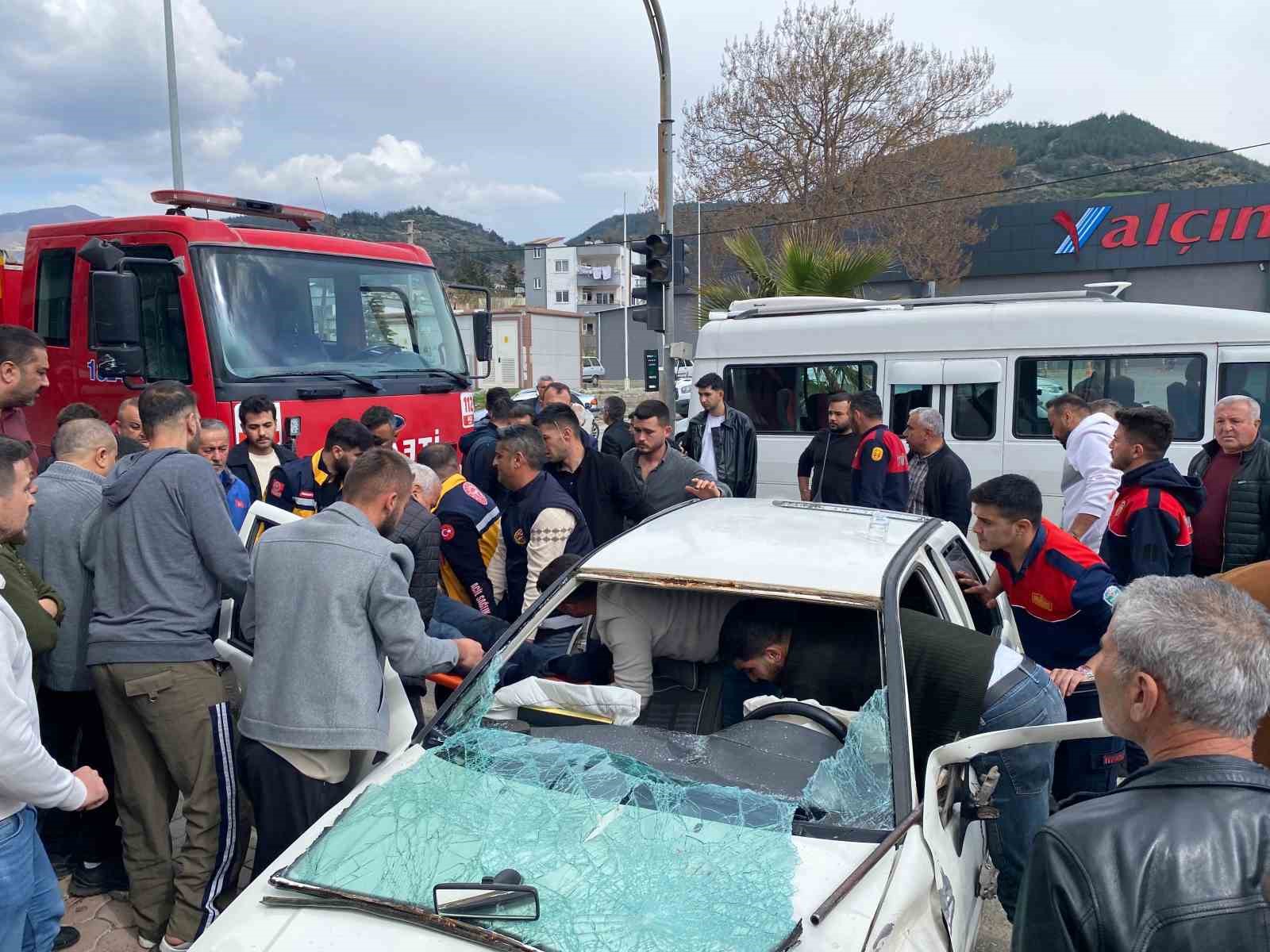 Osmaniye’de otomobil inşaat malzemelerine çarptı: 2’si ağır 3 yaralı 6 osmaniyede otomobil insaat malzemelerine carpti 2si agir 3 yarali 2 SNgbGnAL