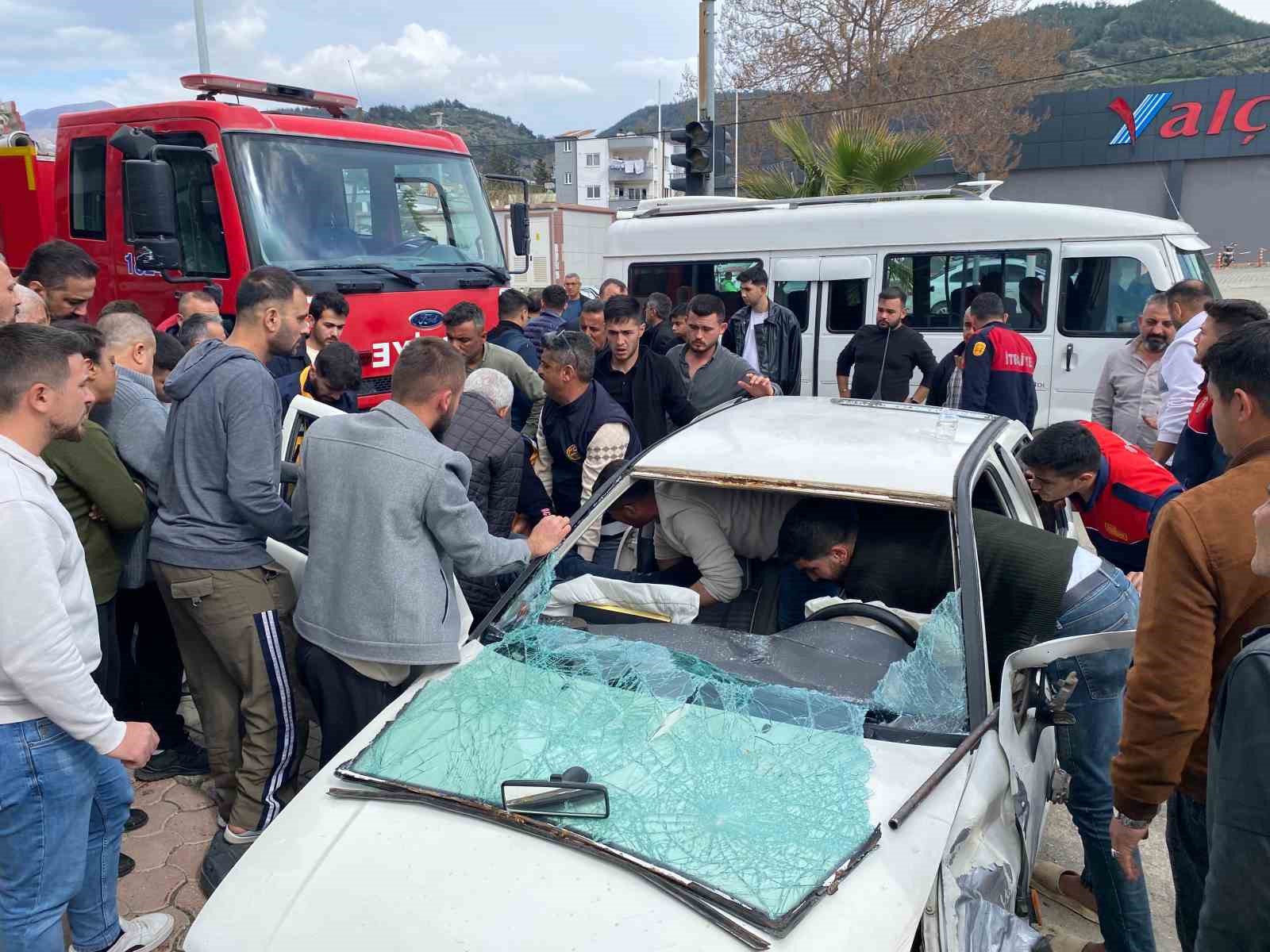 Osmaniye’de otomobil inşaat malzemelerine çarptı: 2’si ağır 3 yaralı 7 osmaniyede otomobil insaat malzemelerine carpti 2si agir 3 yarali 3 72iPdHUl