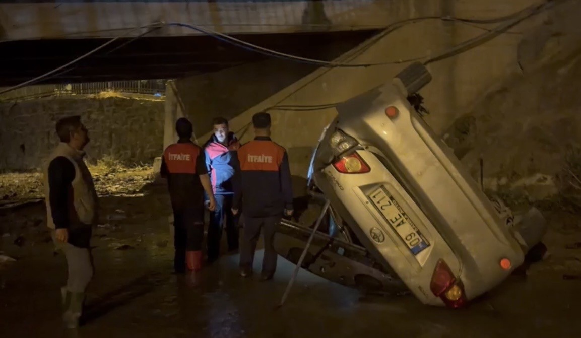 osmaniyede otomobil kopruden su kanalina uctu 3 yarali 0 8a3N29B9
