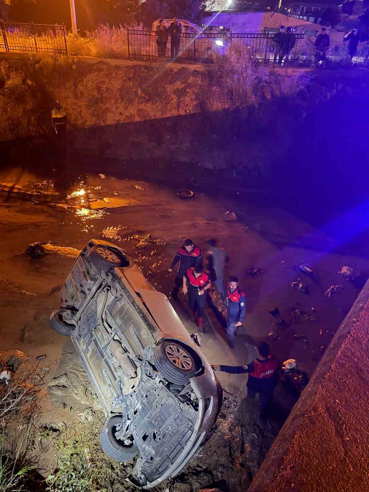 osmaniyede otomobil kopruden su kanalina uctu 3 yarali 4 GzFRGubL