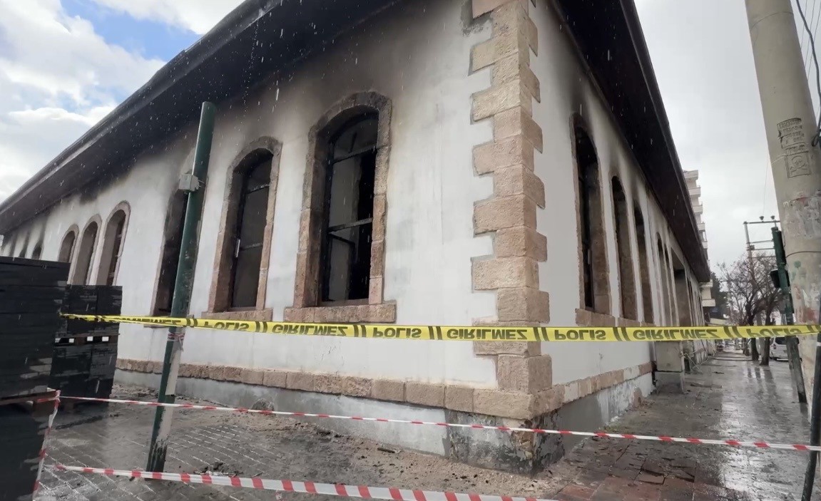 osmaniyede restorasyonu yapilan asirlik okulda cikan yangin sonduruldu 1 HI65bd2F