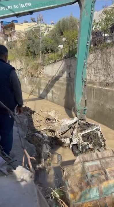 osmaniyede selde kaybolan minibus bulundu geriye hurda kaldi 1 QRR3PTCV